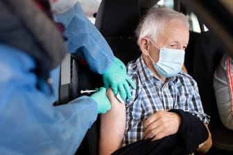 Ein Senior wird in Niedersachsen im Auto geimpft: Wer will nach dem Astrazeneca-Desaster noch den britischen Impfstoff verabreicht bekommen?