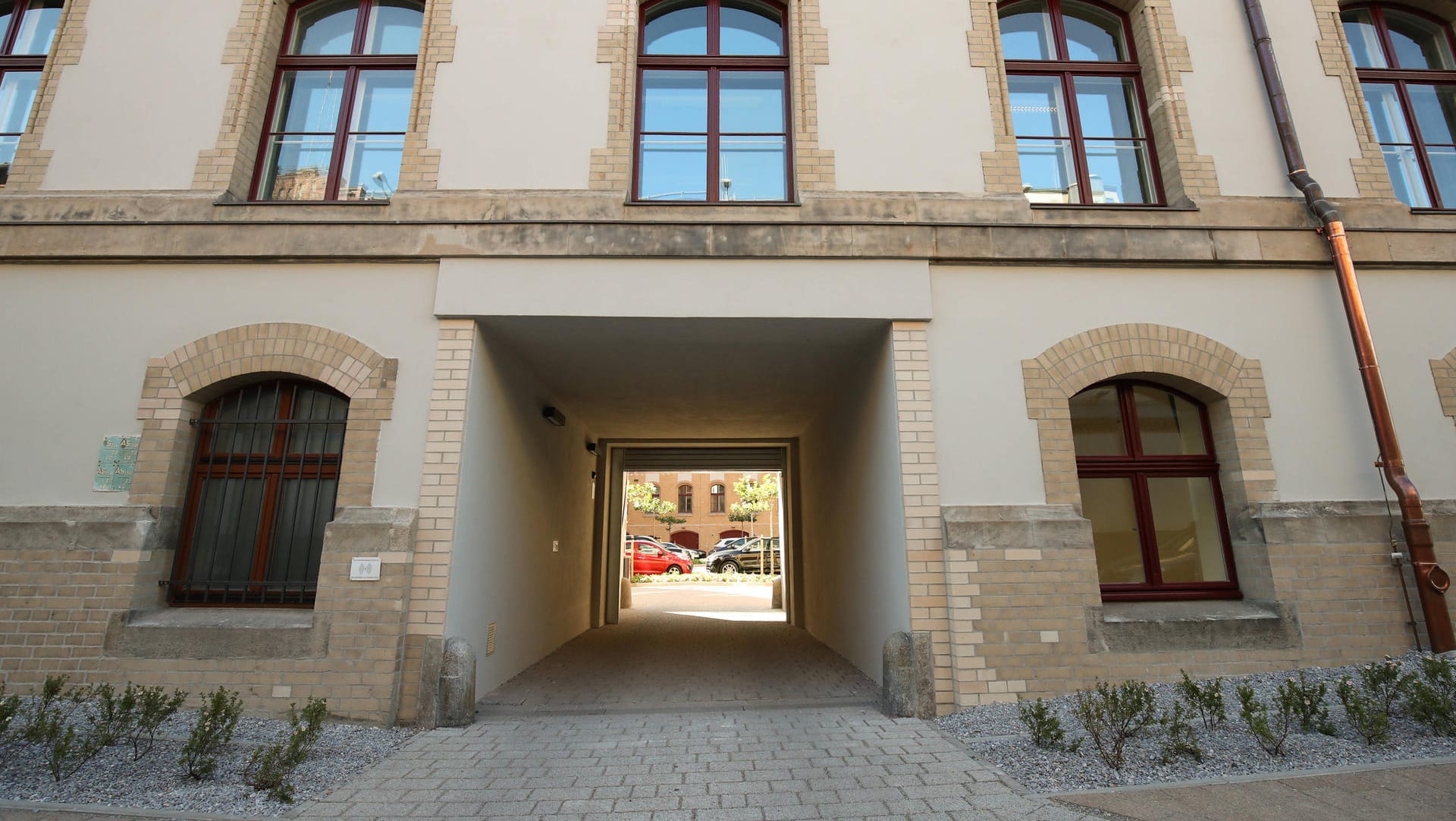 Einfahrt zum Landgericht Magdeburg: Hier wurden die Eltern eines 14 Monate alten Kindes verurteilt. Sie tragen Schuld am Tod ihres Sohnes. Einfahrt zum Landgericht Magdeburg: Hier wurden die Eltern eines 14 Monate alten Kindes verurteilt. Sie tragen Schuld am Tod ihres Sohnes.