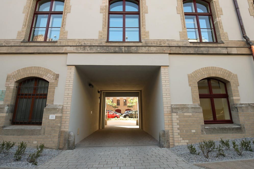 Einfahrt zum Landgericht Magdeburg: Hier wurden die Eltern eines 14 Monate alten Kindes verurteilt. Sie tragen Schuld am Tod ihres Sohnes.