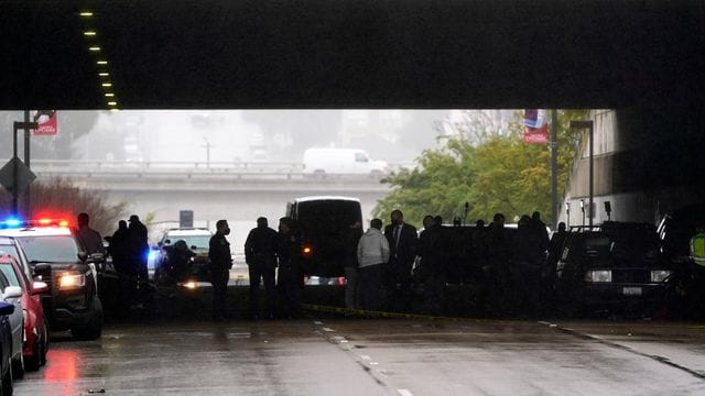 Rettungskräfte stehen am Unfallort in San Diego, nachdem ein 71-Jähriger mit seinem Fahrzeug auf einen Gehsteig geraten und in eine Gruppe Fußgänger gerast ist. Rettungskräfte stehen am Unfallort in San Diego, nachdem ein 71-Jähriger mit seinem Fahrzeug auf einen Gehsteig geraten und in eine Gruppe Fußgänger gerast ist.