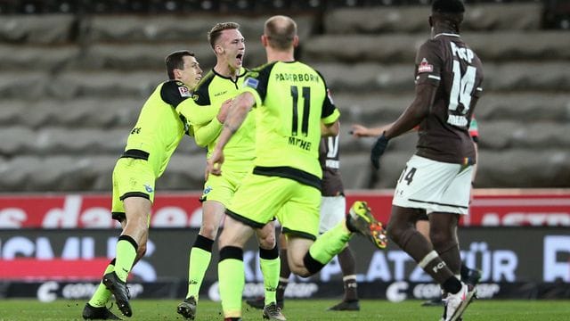 Paderborns Sebastian Schonlau (M) jubelt nach seinem Tor gegen den FC St.