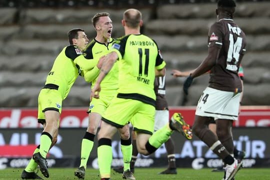 Paderborns Sebastian Schonlau (M) jubelt nach seinem Tor gegen den FC St.