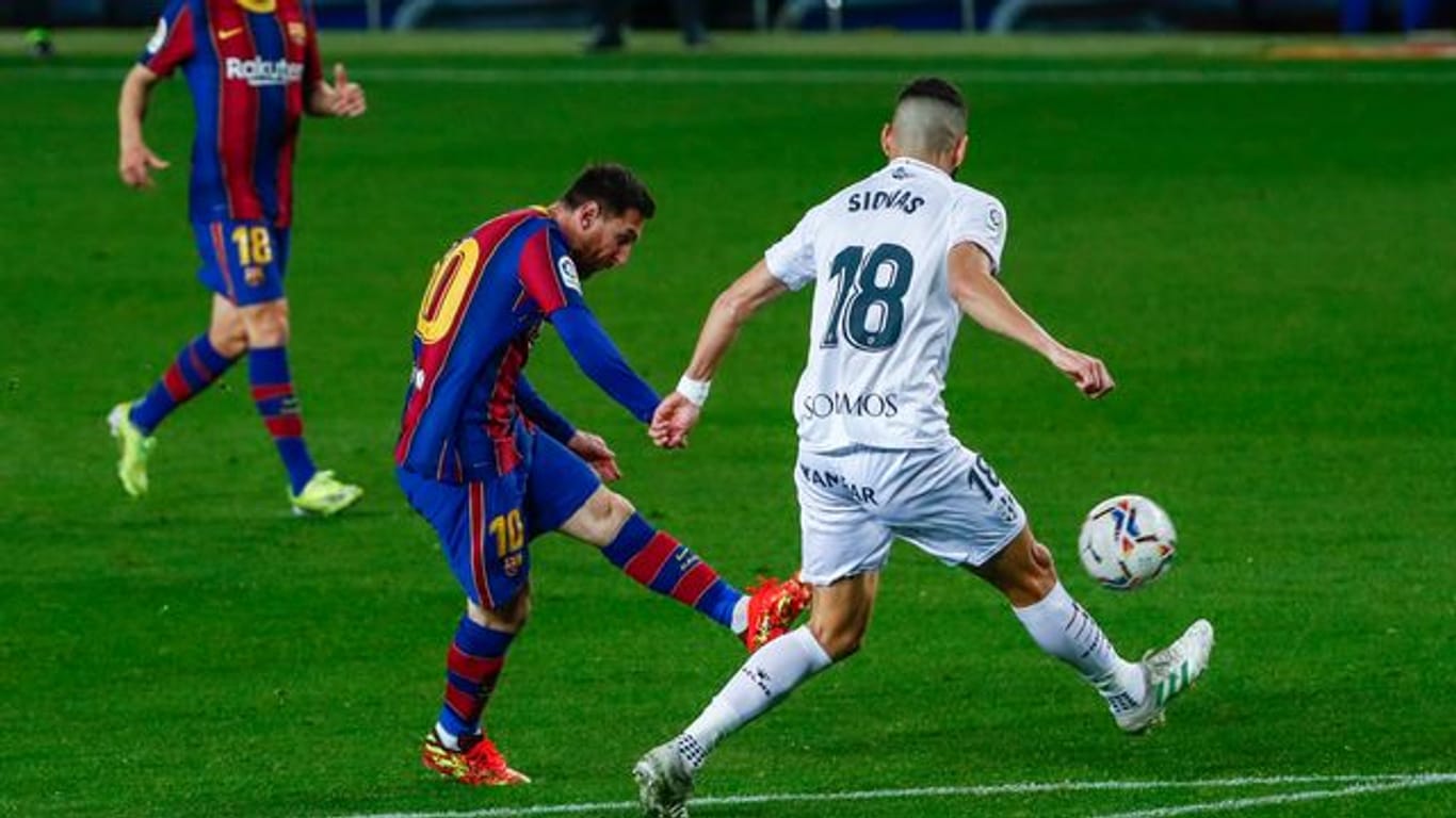 Lionel Messi (M) erzielte zwei Treffer für den FC Barcelona.