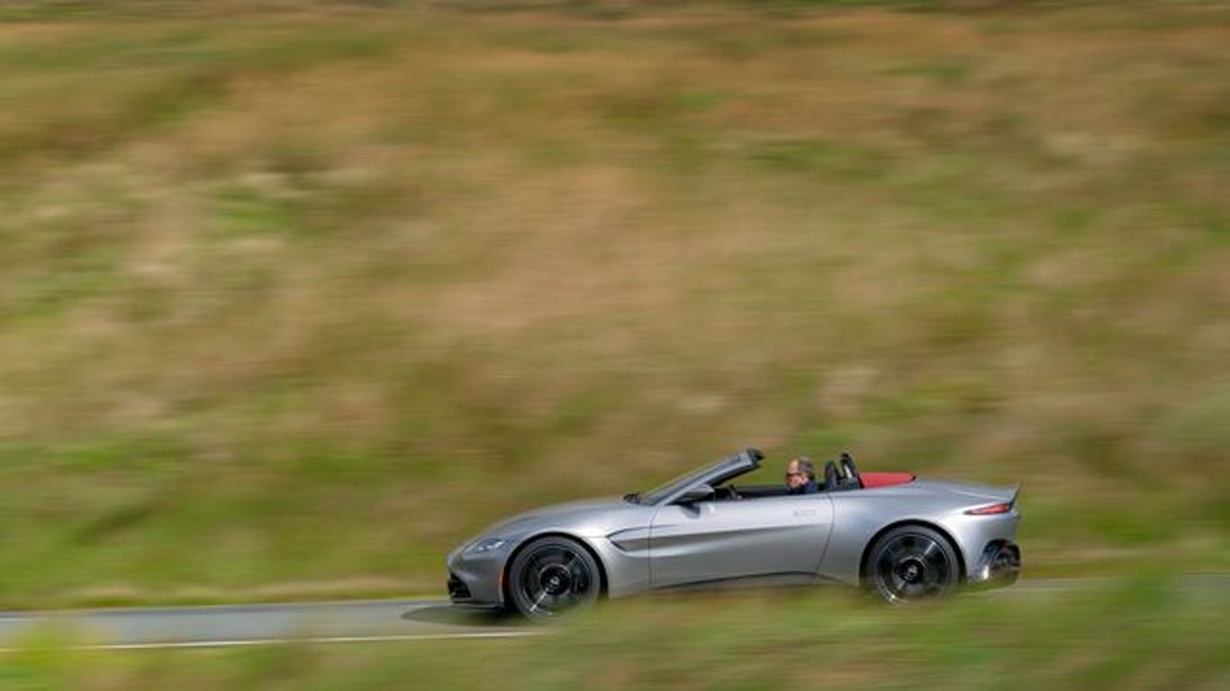 Cabrio: Der V8 im Aston Martin Vantage Roadster leistet über 500 PS.