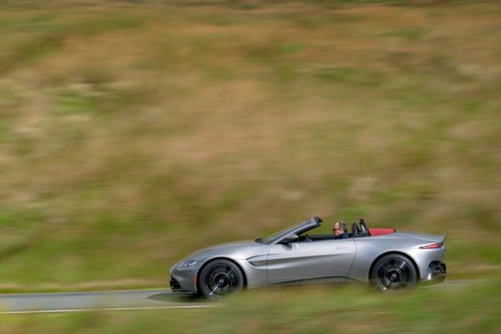Cabrio: Der V8 im Aston Martin Vantage Roadster leistet über 500 PS.