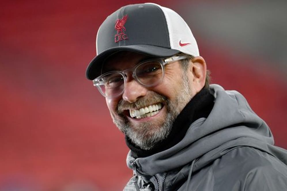 Liverpools Trainer Jürgen Klopp stellt klar, dass er seinen bis Mitte 2024 laufenden Kontrakt bei den Reds "definitiv" erfüllen wird.