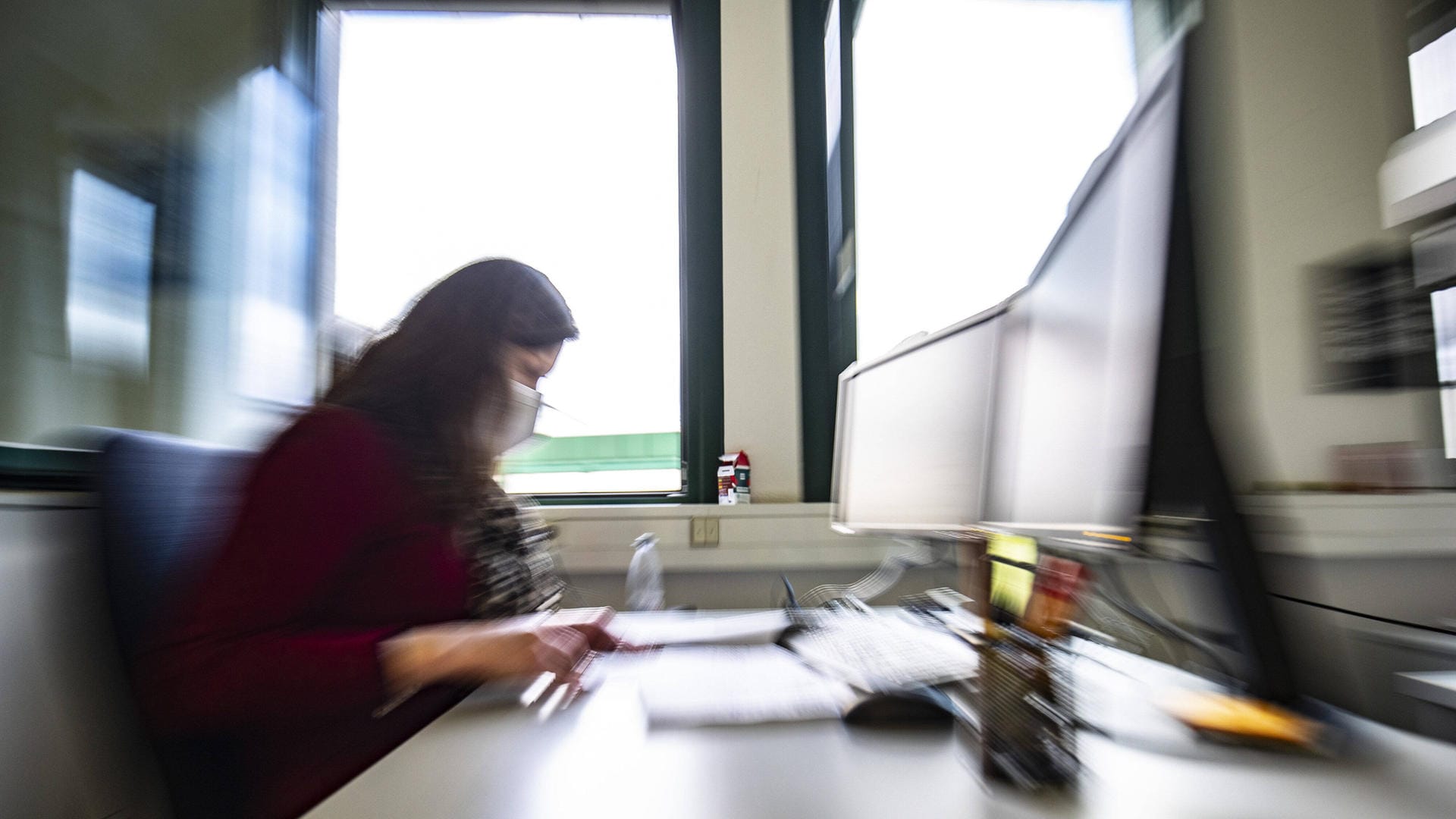 Eine Mitarbeiterin in einem Büro arbeitet mit Mund-Nasen-Maske (Symbolbild): Viele Betriebe verstoßen laut mehreren Kontrollen in NRW gegen Infektionsschutzauflagen am Arbeitsplatz. Eine Mitarbeiterin in einem Büro arbeitet mit Mund-Nasen-Maske (Symbolbild): Viele Betriebe verstoßen laut mehreren Kontrollen in NRW gegen Infektionsschutzauflagen am Arbeitsplatz.