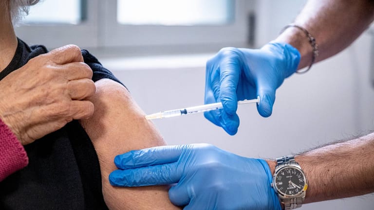 Impfung mit dem Pfizer-Biontech-Impfstoff: Vor allem ältere Leute bekommen in Deutschland dieses Vakzin.