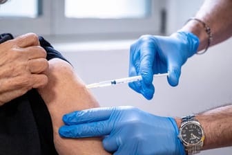 Impfung mit dem Pfizer-Biontech-Impfstoff: Vor allem ältere Leute bekommen in Deutschland dieses Vakzin.