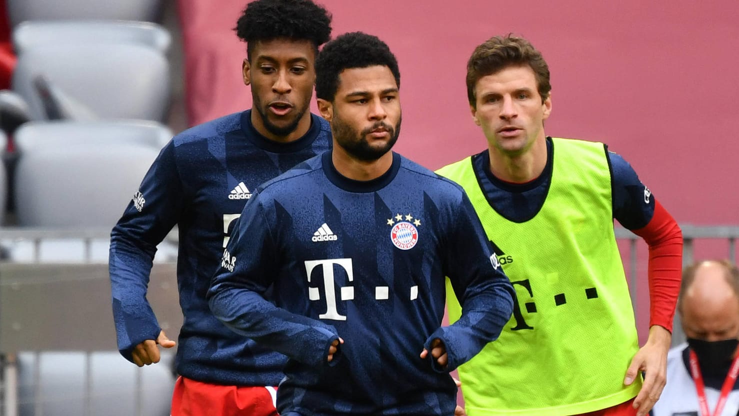 Kingsley Coman (l.), Serge Gnabry (m.) und Thomas Müller: Drei Spieler, deren Verträge 2023 auslaufen.