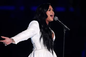 Sängerin Demi Lovato bei einem Auftritt im Staples Center (Los Angeles).