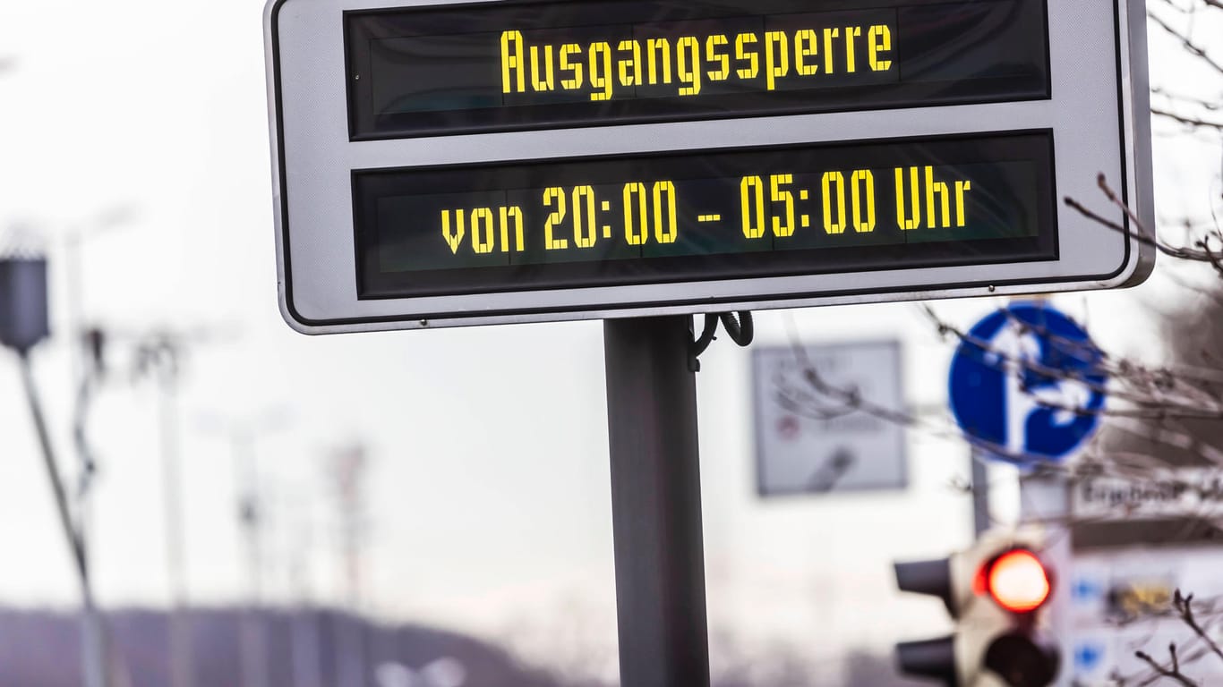 Eine Anzeigetafel weist in Ludwigsburg auf die Ausgangssperre hin (Archivbild): Nicht überall in Deutschland wird die beschlossene "Notbremse" angewandt.