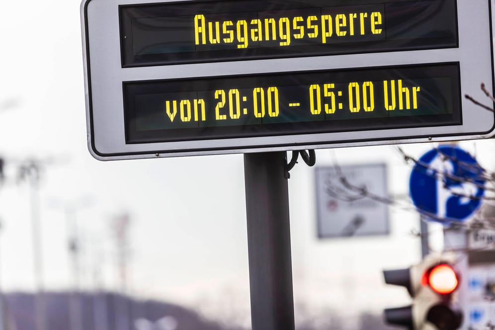 Eine Anzeigetafel weist in Ludwigsburg auf die Ausgangssperre hin (Archivbild): Nicht überall in Deutschland wird die beschlossene "Notbremse" angewandt.