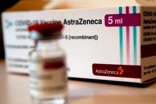 Eine Ampulle mit dem Corona-Impfstoff des schwedisch-britischen Pharmakonzerns Astrazeneca.