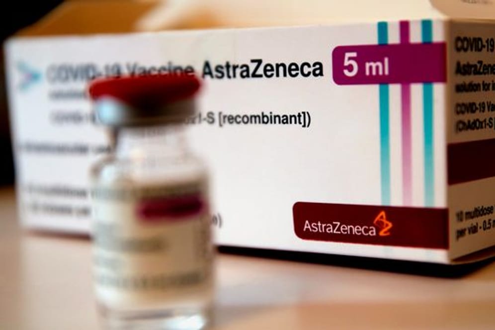 Eine Ampulle mit dem Corona-Impfstoff des schwedisch-britischen Pharmakonzerns Astrazeneca.