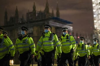 Polizisten auf der Westminster Bridge in London: Polizeichefin Cressida Dick ist nach dem harten Einsatz bei der Mahnwache für Sarah Everard in der Kritik.