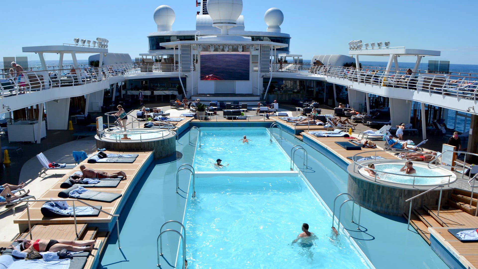 Vorschriften an Bord: Auch am Pooldeck der "Mein Schiff 1" ist Abstand Pflicht – zwischen den Liegen ist mehr Platz.