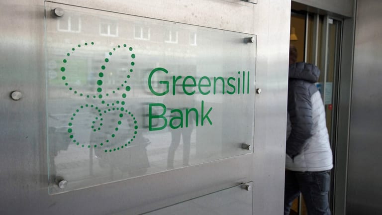 Schild der Greensill Bank (Symbolbild): Die Privatbank ist nicht mehr zu retten – Millionen stehen auf dem Spiel.