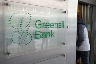 Schild der Greensill Bank (Symbolbild): Die Privatbank ist nicht mehr zu retten – Millionen stehen auf dem Spiel.