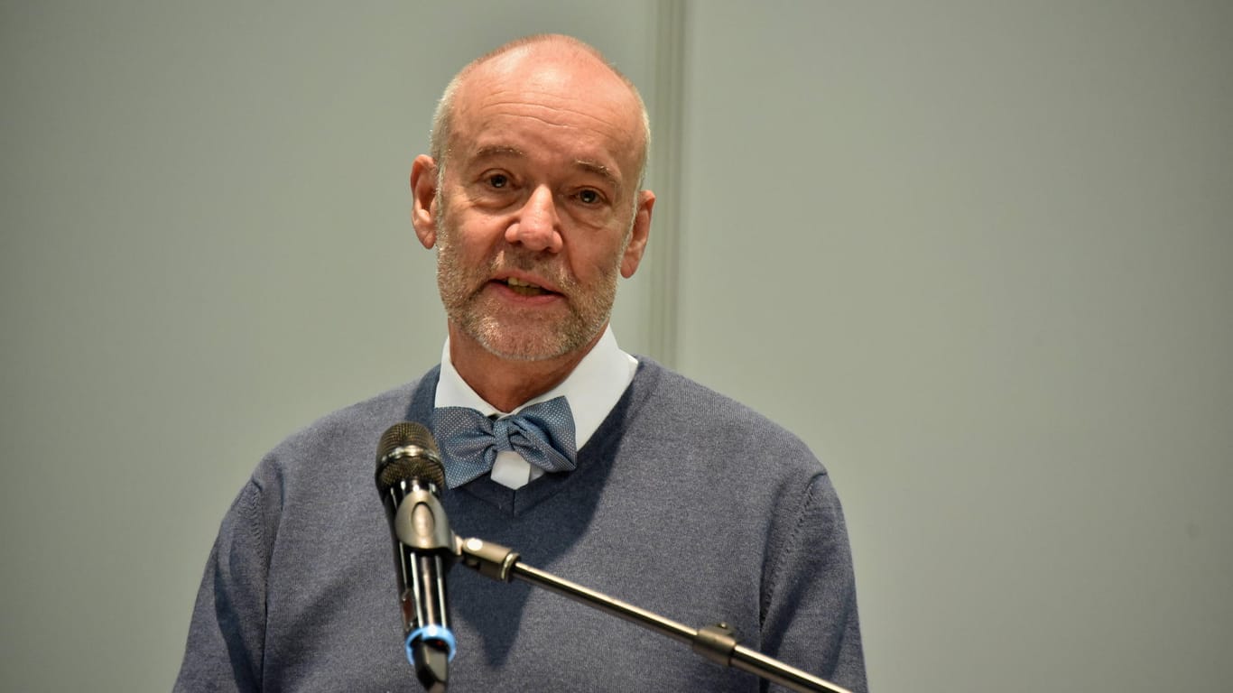 Dr. Jürgen Zastrow spricht bei einer Veranstaltung (Archivbild): Kölns leitender Impf-Arzt spricht sich für die Weiterverwendung des Astrazeneca-Impfstoffes aus.