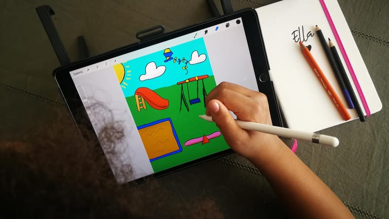 Ella malt auf dem iPad einen Spielplatz: Die Achtjährige will erreichen, "dass die Menschen sich gegenseitig helfen".