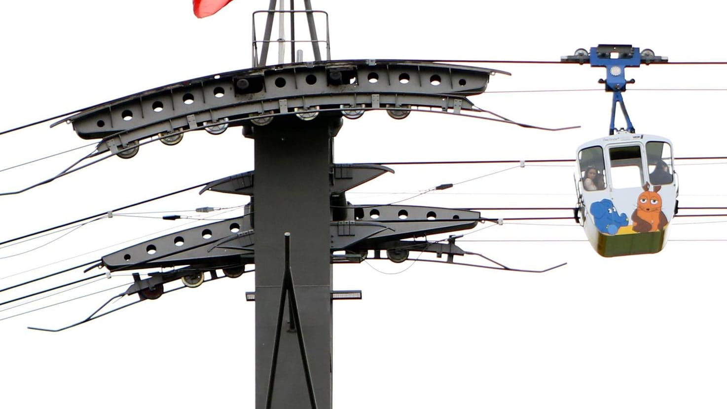 Zwei Kabinen der Kölner Rheinseilbahn: Die Seilbahn steht vor der Wiedereröffnung. Zwei Kabinen der Kölner Rheinseilbahn: Die Seilbahn steht vor der Wiedereröffnung.