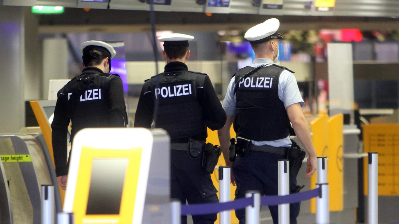 Bundespolizisten am Flughafen Frankfurt: Dem in Hannover festgenommenen Mann werden Verbrechen gegen die Menschlichkeit, Mord und versuchter Mord vorgeworfen. (Symbolfoto)