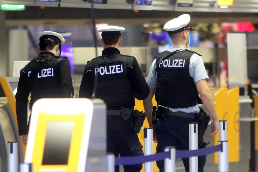 Bundespolizisten am Flughafen Frankfurt: Dem in Hannover festgenommenen Mann werden Verbrechen gegen die Menschlichkeit, Mord und versuchter Mord vorgeworfen. (Symbolfoto)