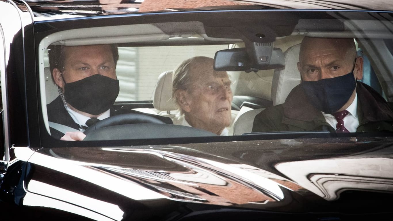 Prinz Philip (M) verlässt das Krankenhausgelände in London.