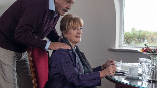 Robert Hofstetter (Christian Kohlund) kümmert sich liebevoll um das Frühstück für Inas Tante Marion Pless (Hannelore Hoger).