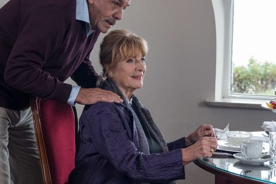 Robert Hofstetter (Christian Kohlund) kümmert sich liebevoll um das Frühstück für Inas Tante Marion Pless (Hannelore Hoger).