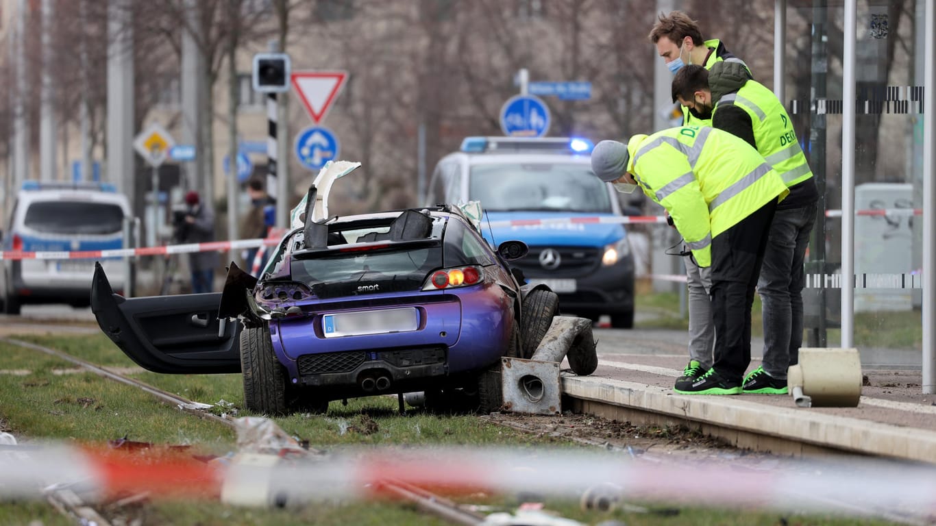 Sachverständige der Dekra begutachten den Unfallwagen: Er war in Leipzig in eine Gruppe Menschen gefahren.