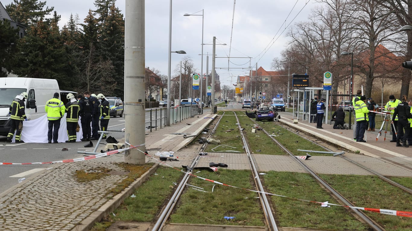Trümmerteile liegen im Gleisbett an der Haltstelle Franzosenallee: Die Unfallstelle wurde weiträumig abgesperrt.