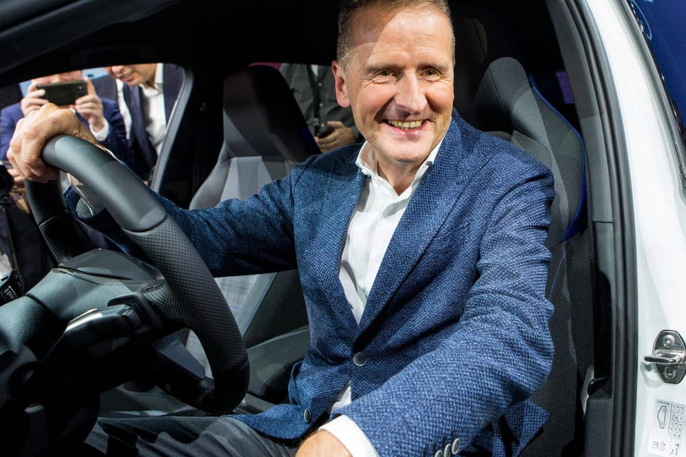 Grund zur Freude: VW-Vorstandschef Herbert Diess kann sich trotz Krise über ein hübsches Gehalt freuen.