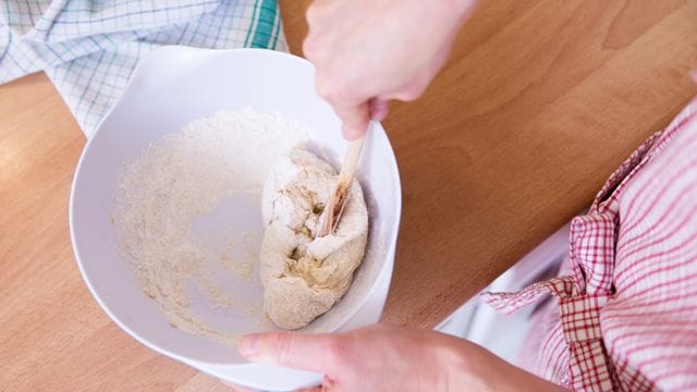 Schön rühren und zugedeckt gehen lassen: So vergrößert Hefeteig ganz locker sein Volumen.