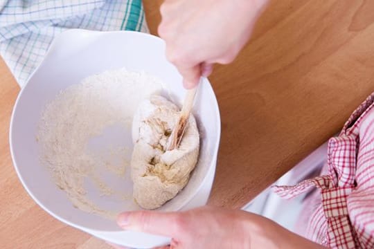 Schön rühren und zugedeckt gehen lassen: So vergrößert Hefeteig ganz locker sein Volumen.