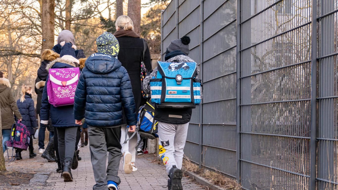 Kinder auf dem Weg zur Schule: In Köln gilt seit Montag in allen Jahrgangsstufen wieder die Präsenzpflicht.