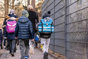 Kinder auf dem Weg zur Schule: In Köln gilt seit Montag in allen Jahrgangsstufen wieder die Präsenzpflicht.