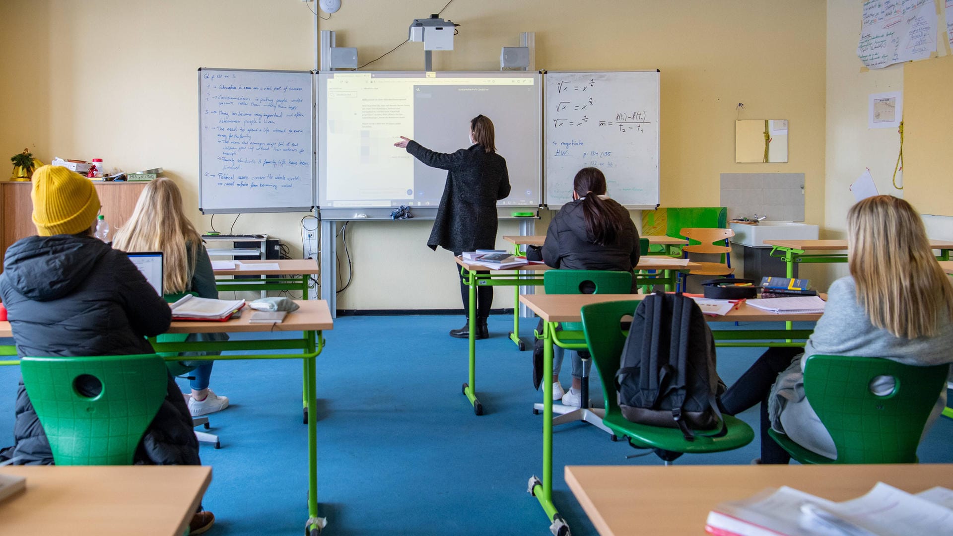 Unterricht eines Abiturjahrganges (Archivbild): Für viele bedeutet die Rückkehr zur Schule auch die Rückkehr zu etwas mehr Normalität.