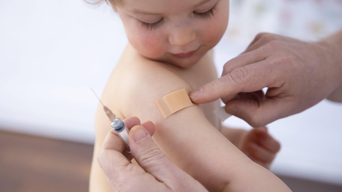 Impfung bei einem Kind (Symbolbild): Moderna will in einer Studie Impfstoff auch an Kindern testen.