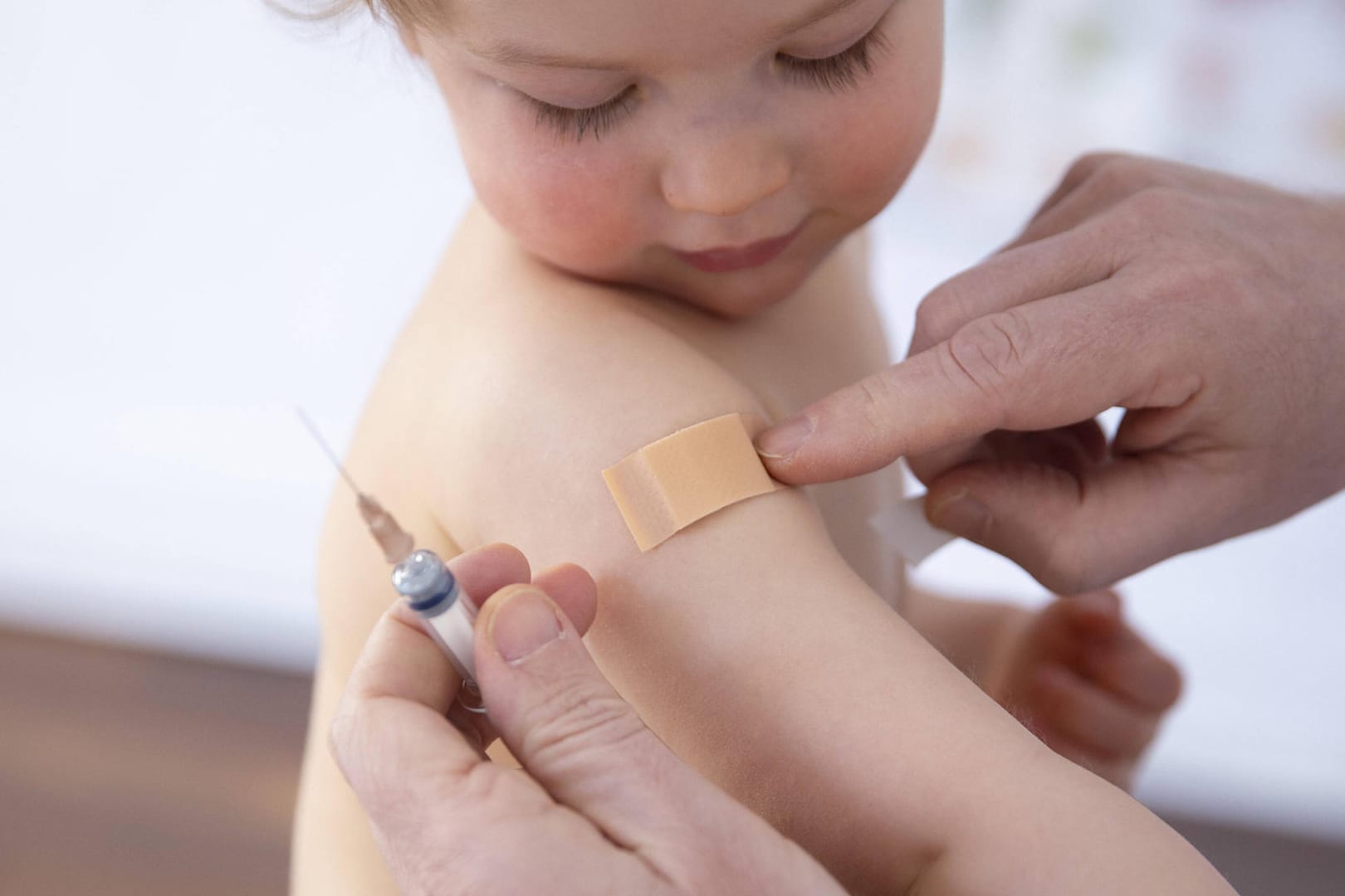 Impfung bei einem Kind (Symbolbild): Moderna will in einer Studie Impfstoff auch an Kindern testen.