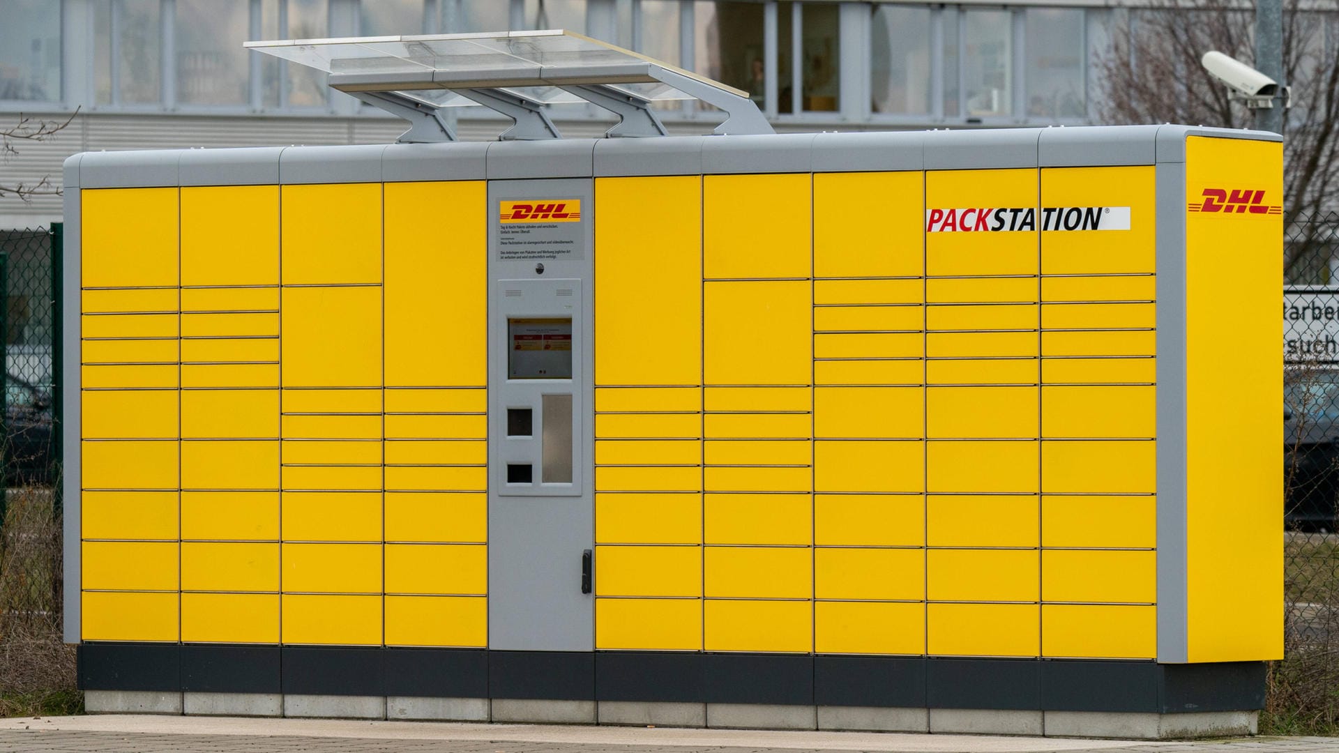 Eine DHL-Packstation (Symbolbild): In Wuppertal musste ein Kind von der Feuerwehr aus einem der Fächer befreit werden.