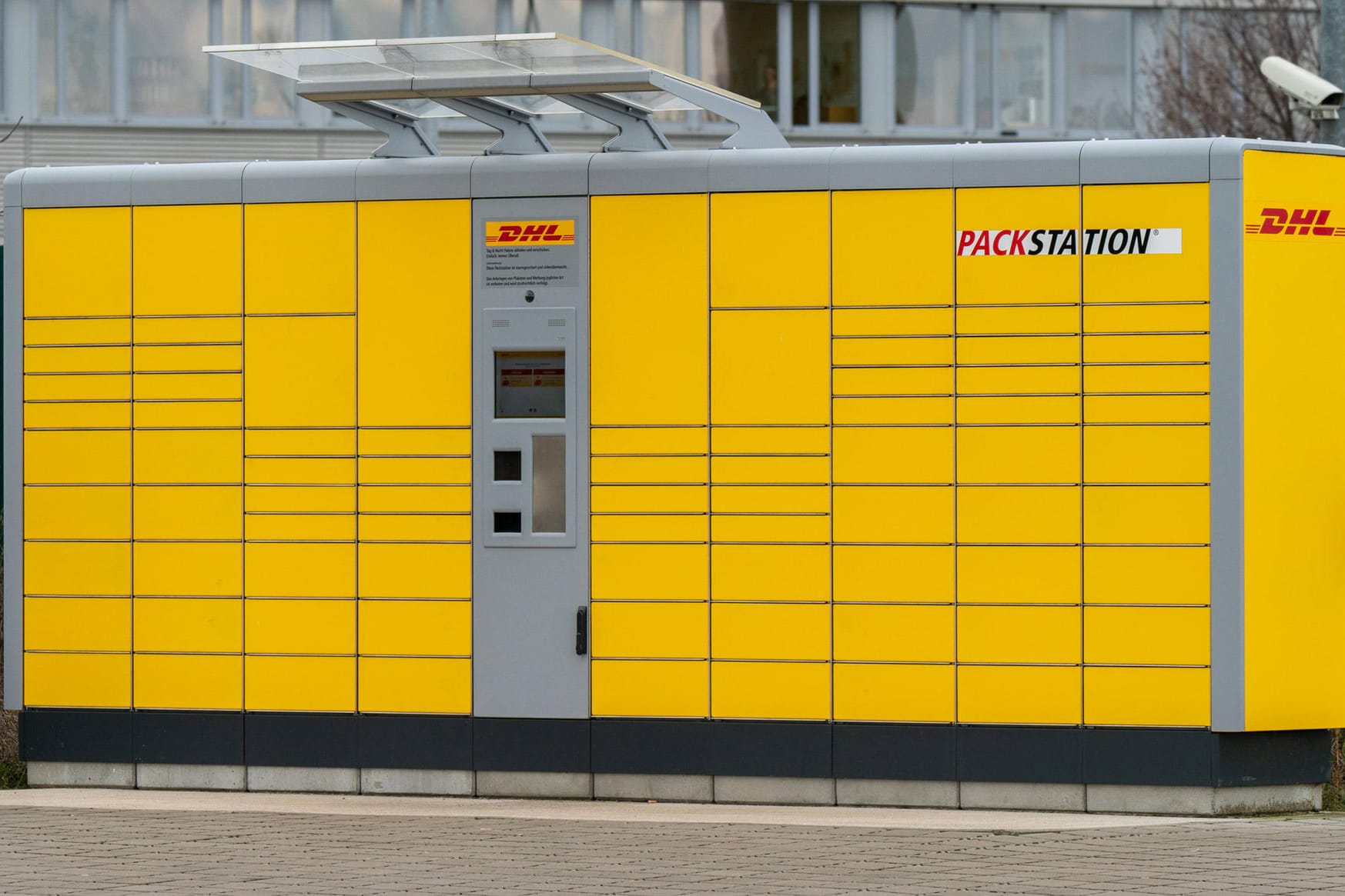 Eine DHL-Packstation (Symbolbild): In Wuppertal musste ein Kind von der Feuerwehr aus einem der Fächer befreit werden.