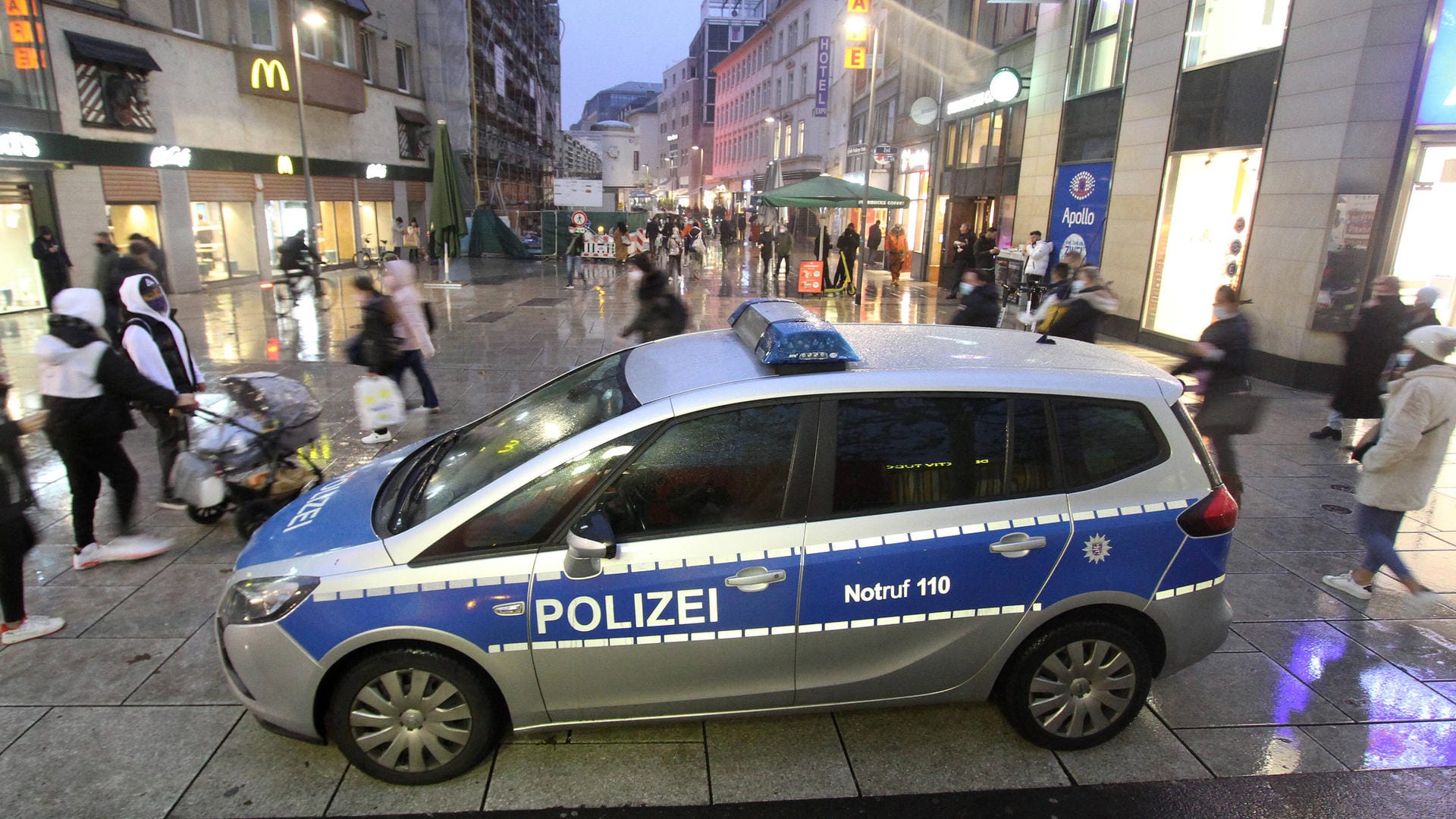 Ein Polizeifahrzeug in der Frankfurter Innenstadt (Archivbild): Dort war es bei einem Treffen mehrere Influencer zu einer Attacke auf "Kweendrama" gekommen, einer 21-jährige Person, die sich gegen Diskriminierung von LGBT-Personen einsetzt. Ein Polizeifahrzeug in der Frankfurter Innenstadt (Archivbild): Dort war es bei einem Treffen mehrere Influencer zu einer Attacke auf "Kweendrama" gekommen, einer 21-jährige Person, die sich gegen Diskriminierung von LGBT-Personen einsetzt.