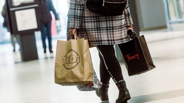 Wegen der Corona-Krise: Der private Konsum in Deutschland ist so stark zurückgegangen wie seit 50 Jahren nicht mehr. Wegen der Corona-Krise: Der private Konsum in Deutschland ist so stark zurückgegangen wie seit 50 Jahren nicht mehr.