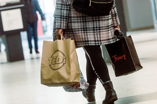 Wegen der Corona-Krise: Der private Konsum in Deutschland ist so stark zurückgegangen wie seit 50 Jahren nicht mehr. Wegen der Corona-Krise: Der private Konsum in Deutschland ist so stark zurückgegangen wie seit 50 Jahren nicht mehr.