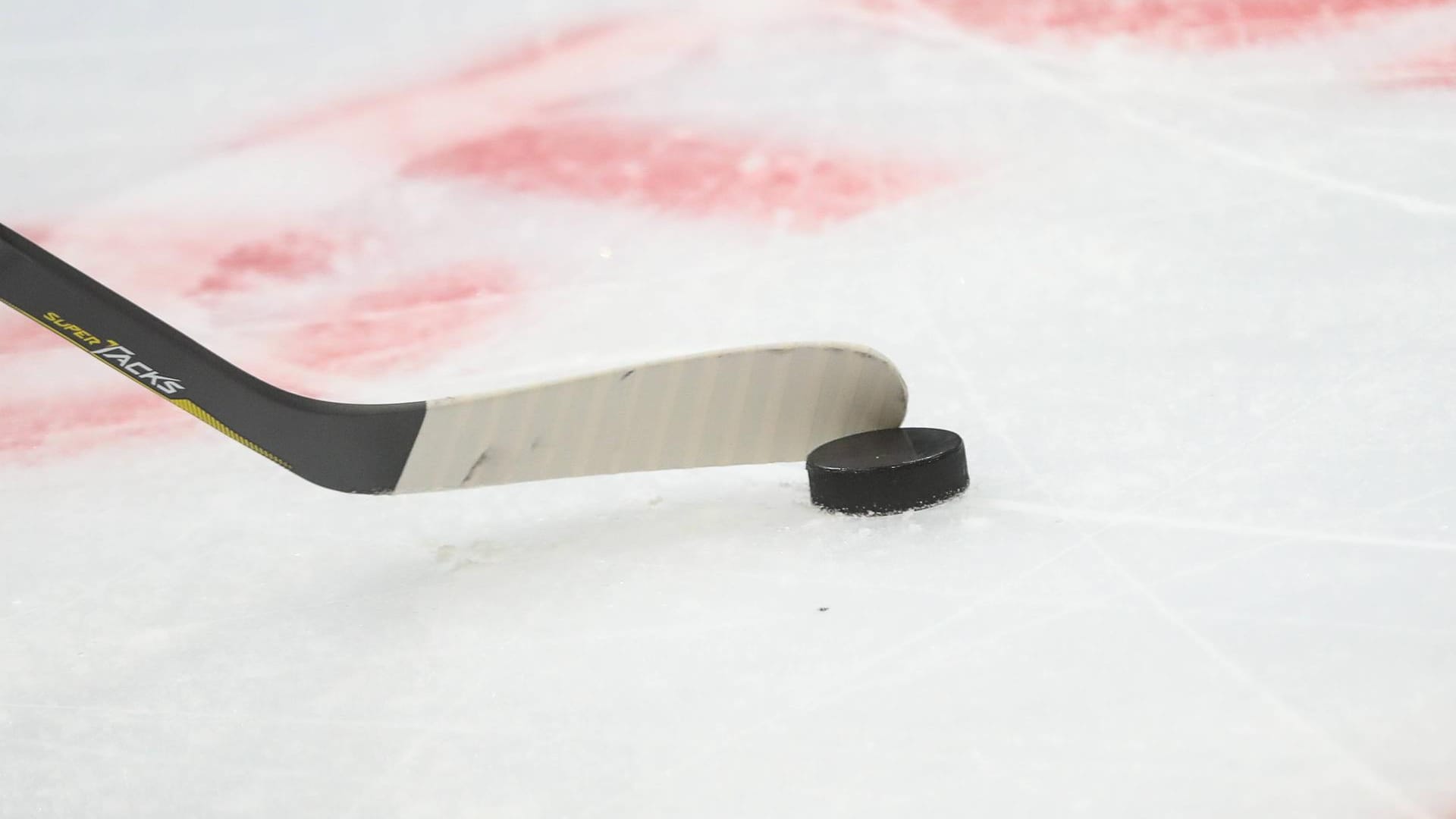 Ein solcher Eishockeypuck (Symbolfoto) hat in Russland ein Nachwuchstalent getötet.