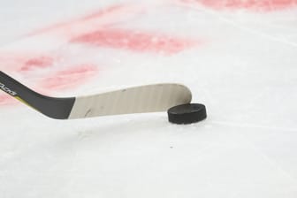 Ein solcher Eishockeypuck (Symbolfoto) hat in Russland ein Nachwuchstalent getötet.