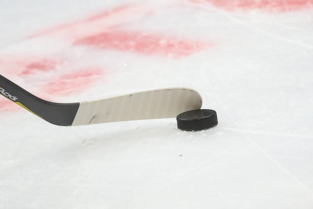 Ein solcher Eishockeypuck (Symbolfoto) hat in Russland ein Nachwuchstalent getötet.