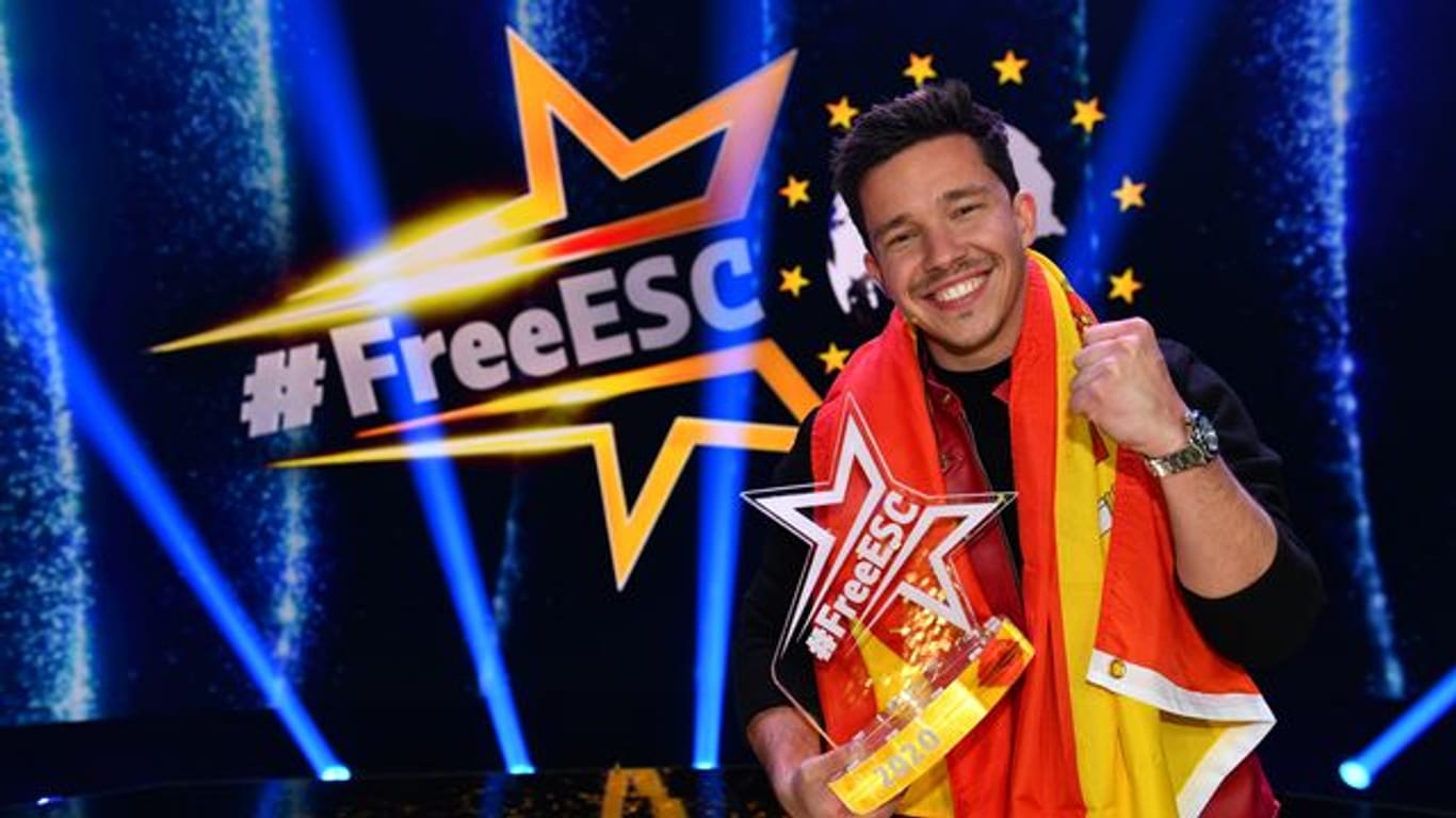 Nico Santos freut sich über seinen Sieg bei der ersten Auflage von Stefan Raabs "Free European Song Contest".